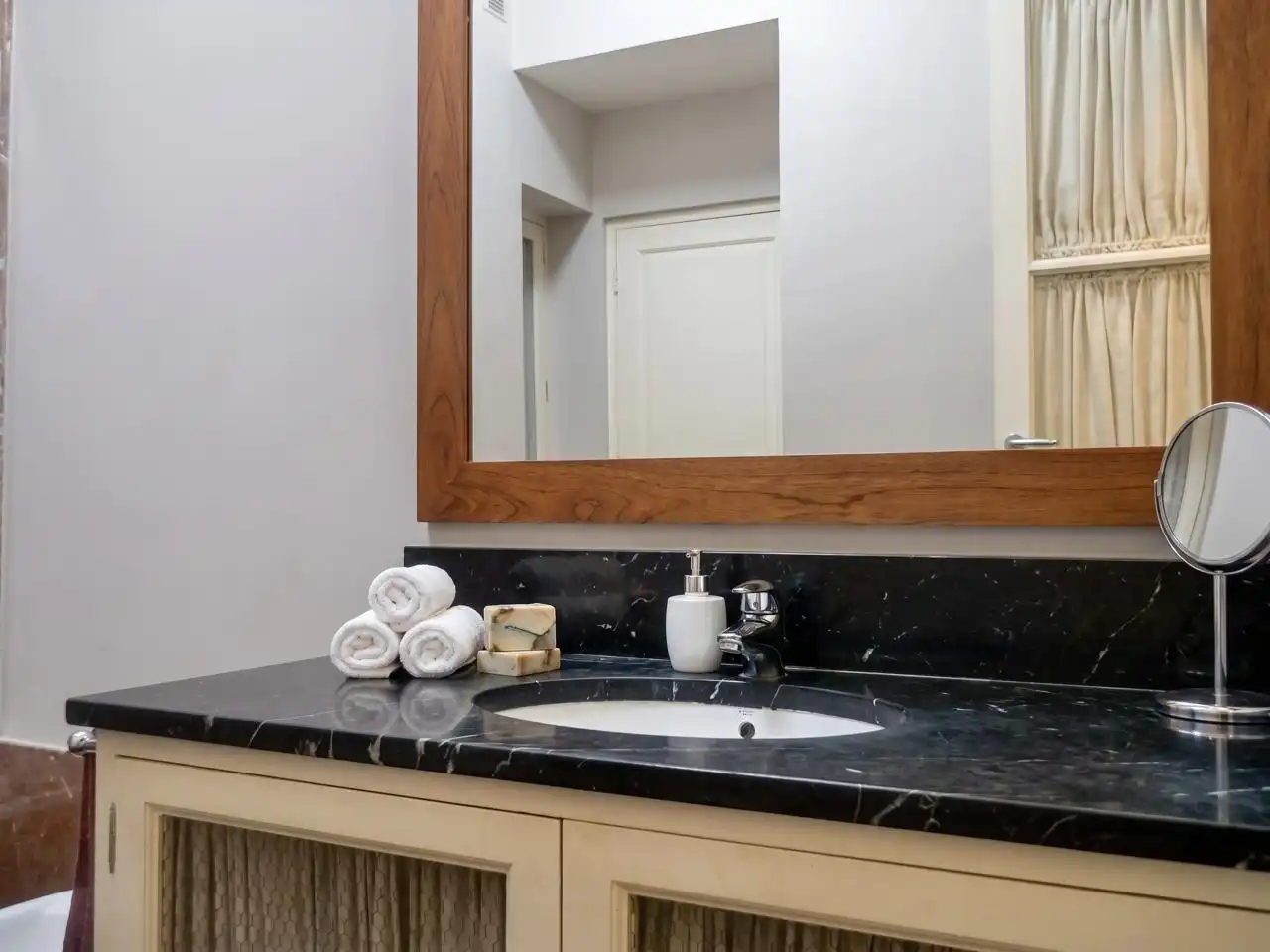 Bathroom of Flat for sale in Sevilla  with Air Conditioner, Terrace and Furnished
