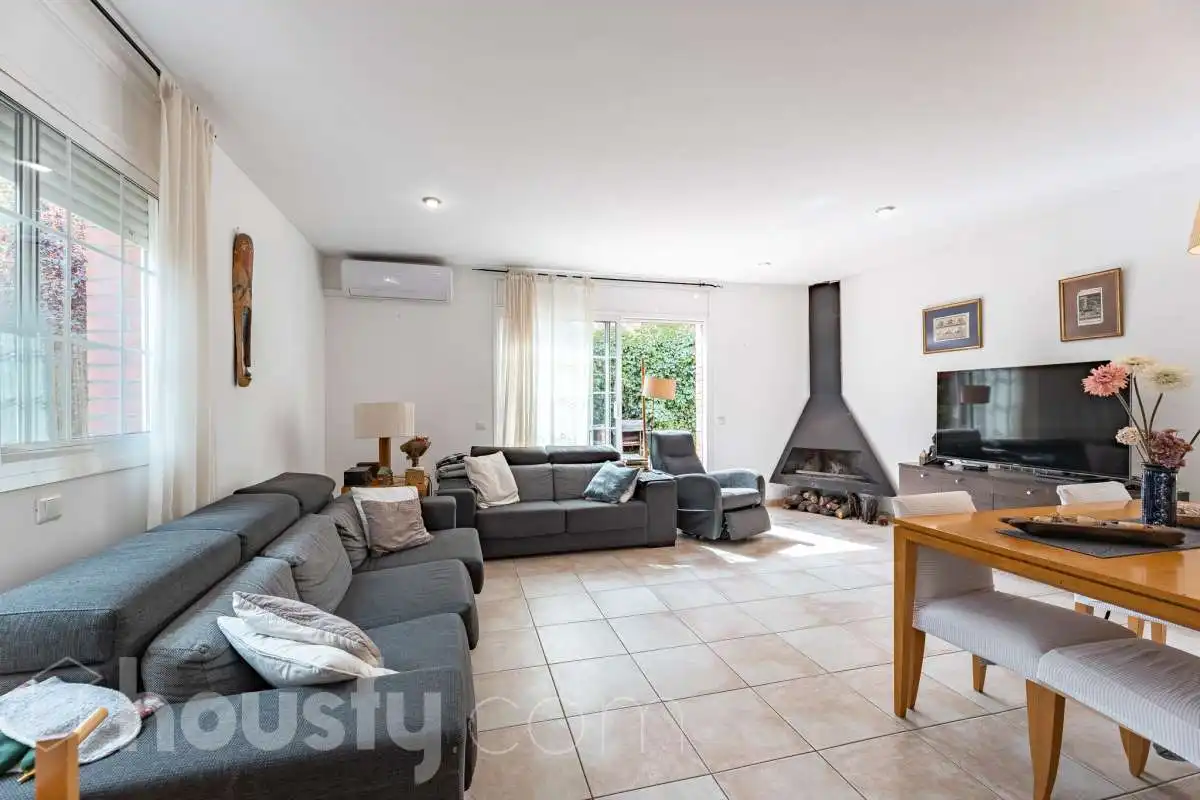 Sala d'estar de Casa o xalet en venda en Sant Cugat del Vallès amb Aire condicionat, Calefacció i Jardí privat