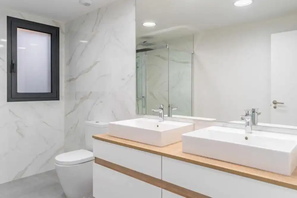 Baño de Apartamento de alquiler en Estepona con Aire acondicionado, Jardín privado y Terraza