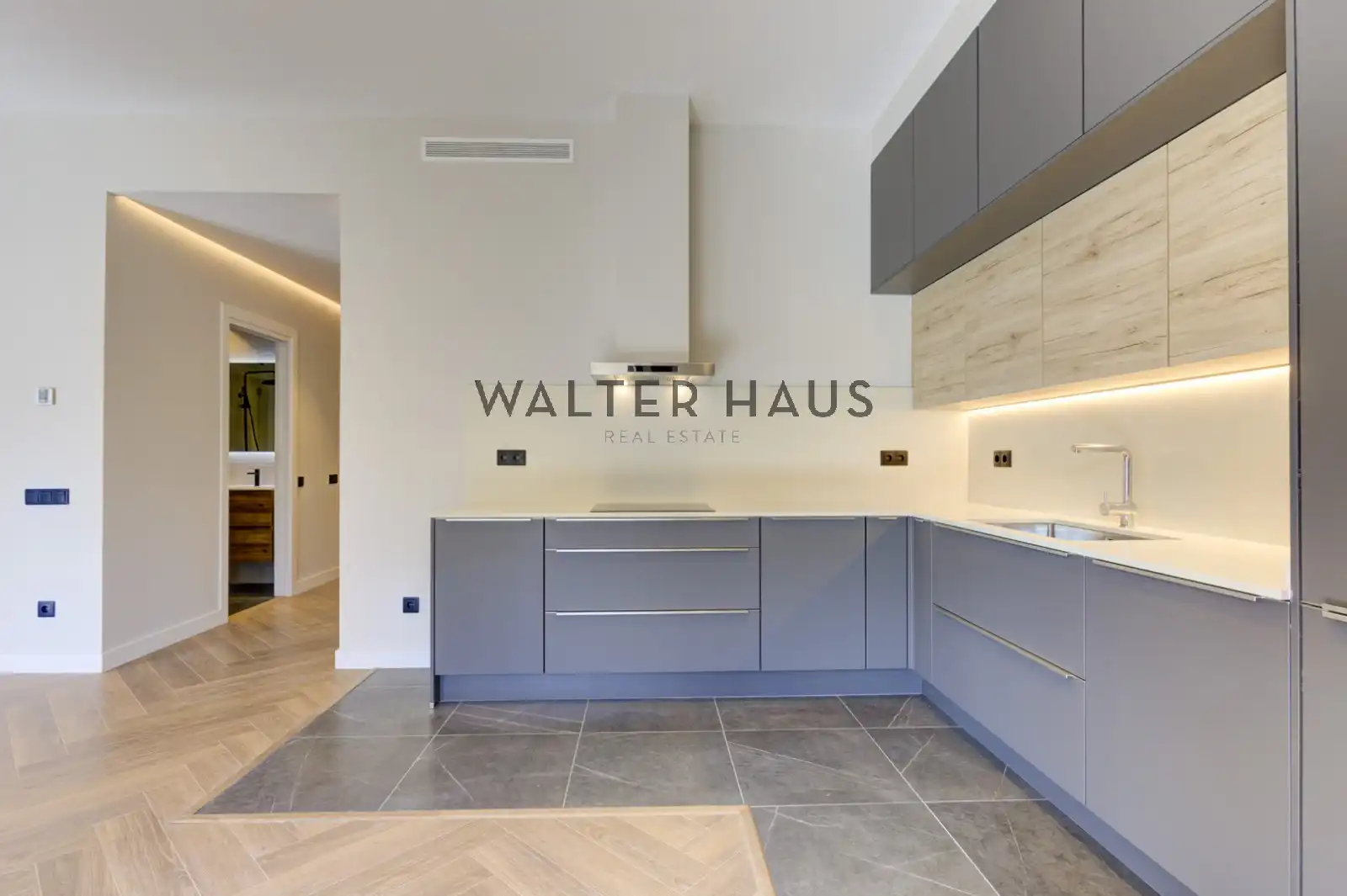 Kitchen of Flat for sale in Barcelona  with Air Conditioner, Heating and Oven