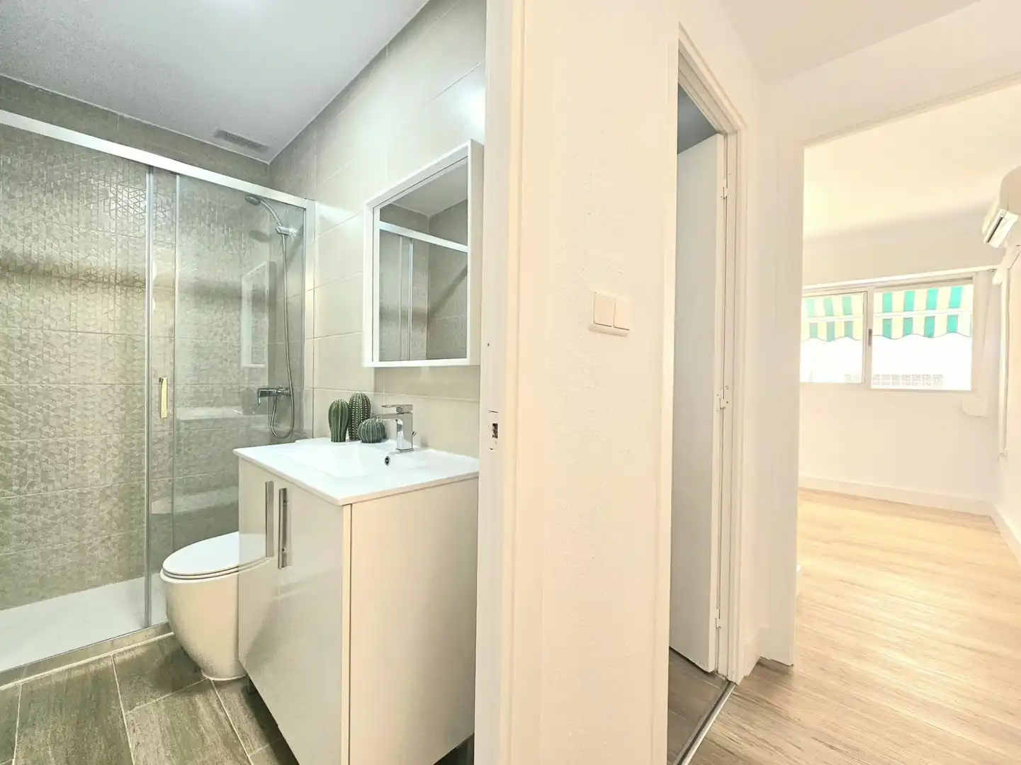 Baño de Apartamento en venta en Torrevieja con Aire acondicionado