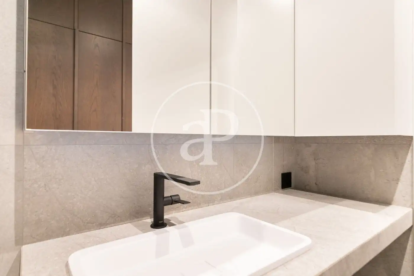 Badezimmer von Wohnung zum Verkauf in Barcelona mit Klimaanlage und Heizung