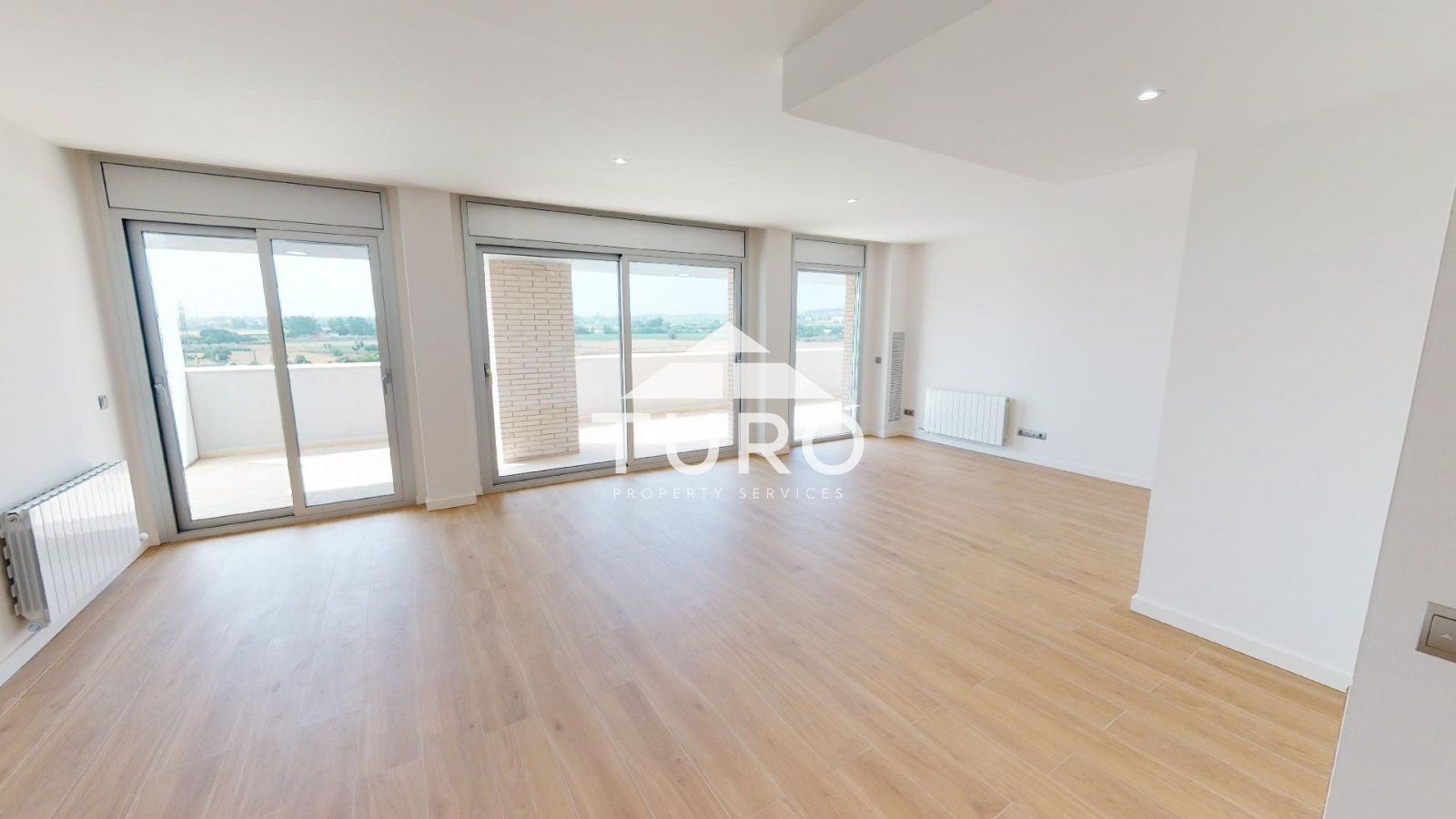 Wohnzimmer von Dachboden zum verkauf in Salt mit Klimaanlage, Terrasse und Schwimmbad