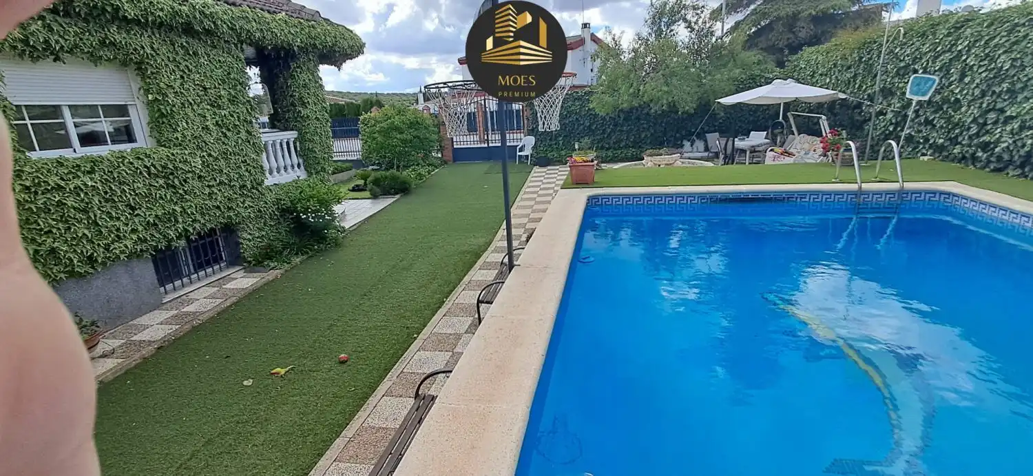 Piscina de Casa o xalet en venda en Martos amb Calefacció, Terrassa i Piscina