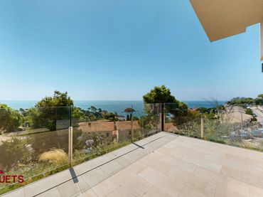 Casa bifamiliare di nuova costruzione con piscina in vendita a Avinguda Mar Menuda