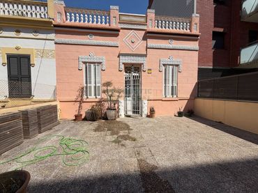 Casa rústica amb jardí en venda a Poble Nou - Olivar Gran