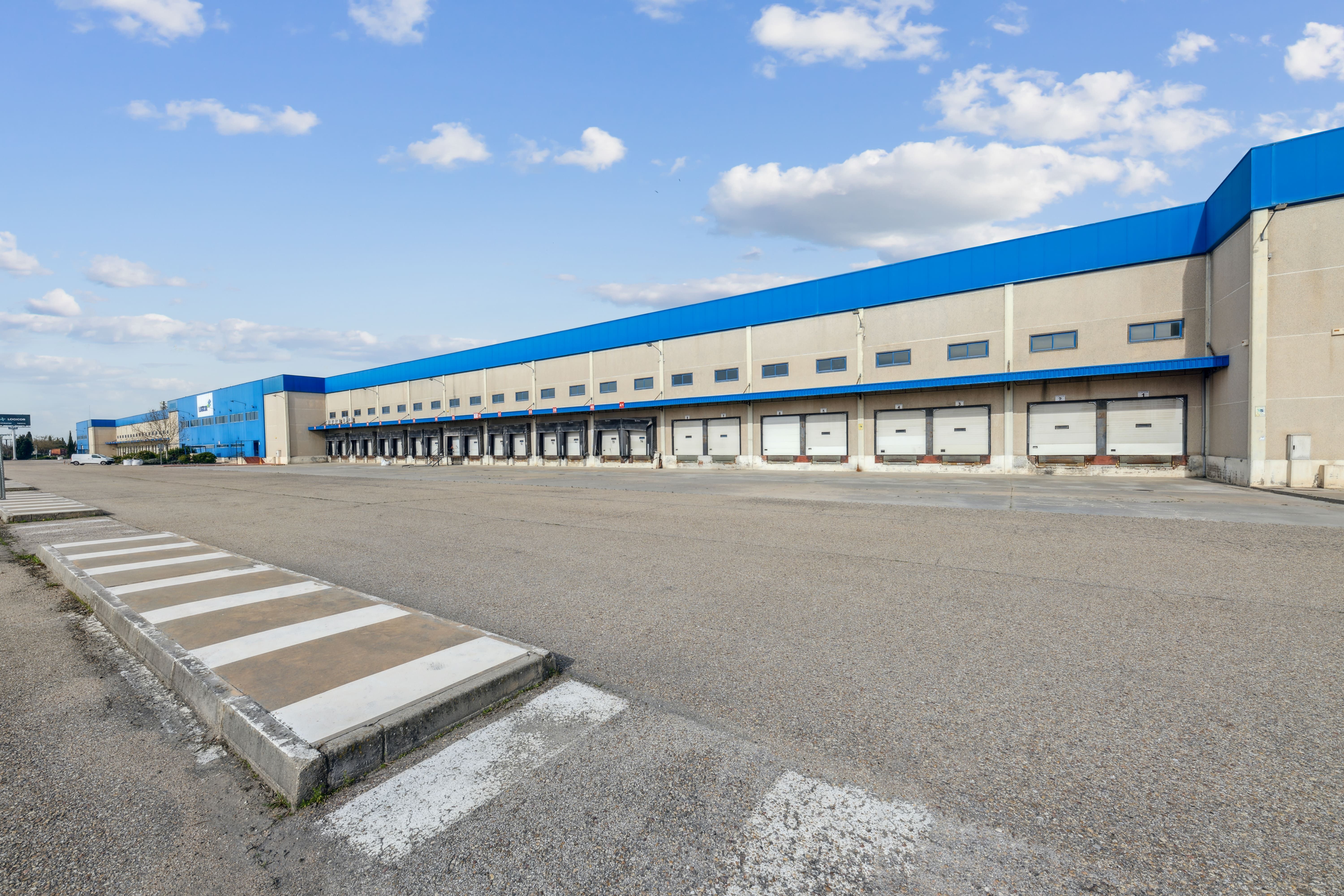 Vista exterior de Nau industrial de lloguer en Azuqueca de Henares amb Calefacció i Alarma