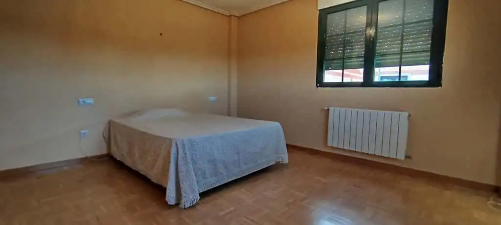 Dormitori de Casa adosada en venda en Doñinos de Salamanca amb Calefacció, Jardí privat i Moblat