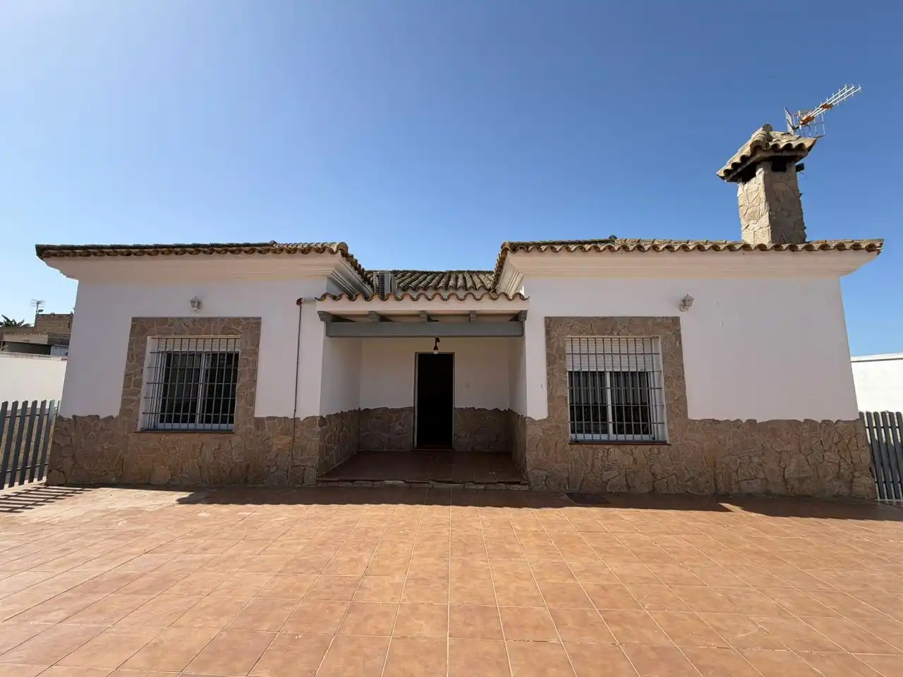 Vista exterior de Finca rústica en venta en Sanlúcar de Barrameda con Aire acondicionado, Trastero y Piscina