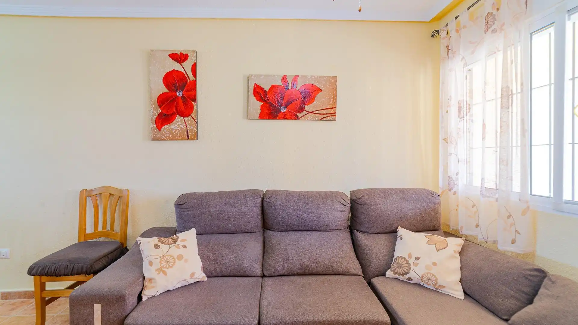Sala d'estar de Casa o xalet en venda en Orihuela amb Jardí privat, Terrassa i Piscina