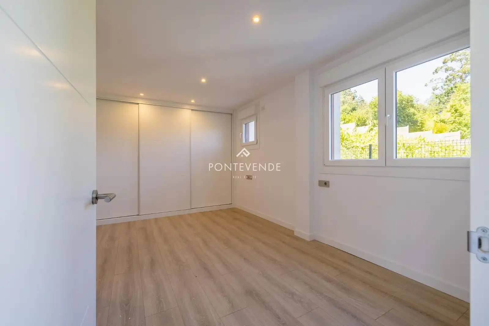 Bedroom of Houses for sale in Sanxenxo  with Private garden, Parquet flooring and Terrace