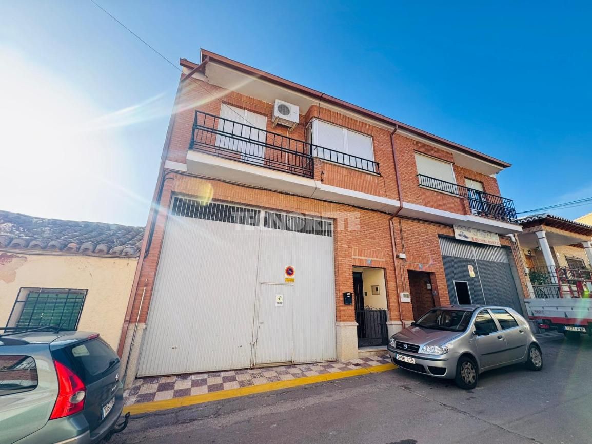 Exterior view of Single-family semi-detached for sale in Los Yébenes  with Air Conditioner, Heating and Terrace