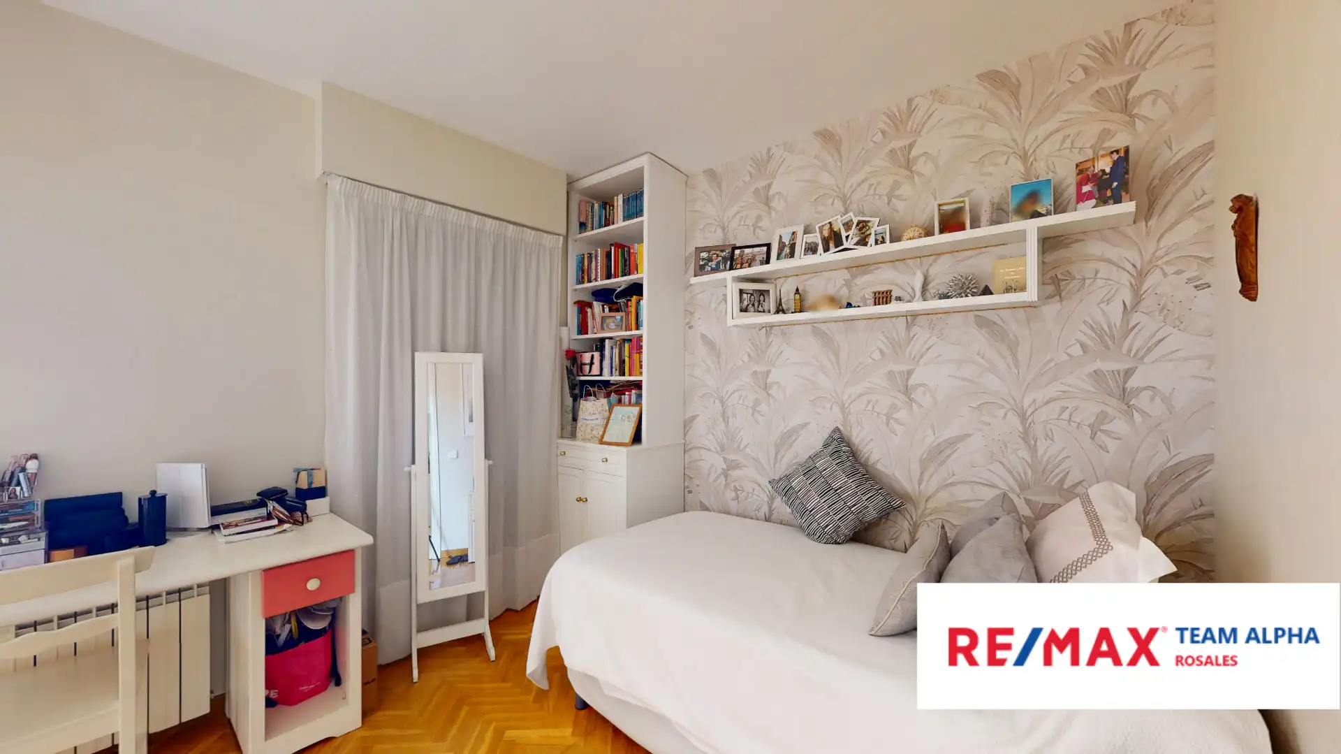 Dormitori de Casa o xalet en venda en Madrid amb Aire condicionat, Calefacció i Jardí privat