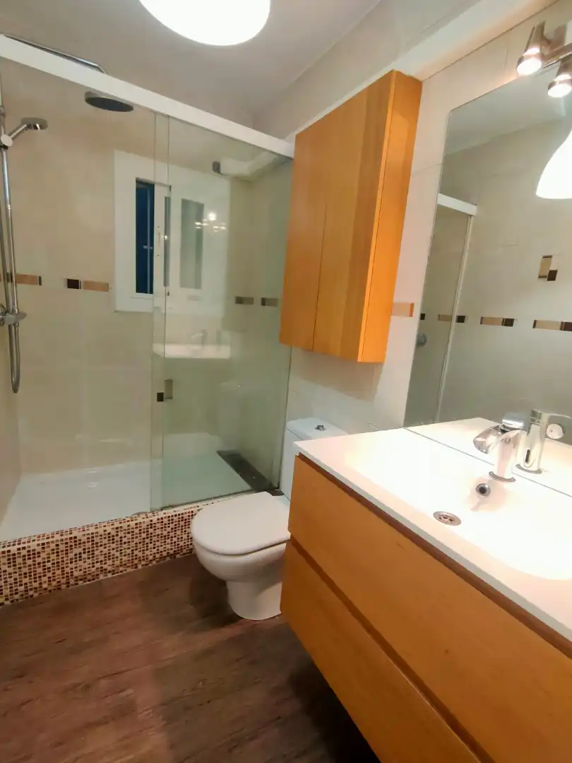 Baño de Piso en venta en Barcelona con Parquet, Trastero y Horno