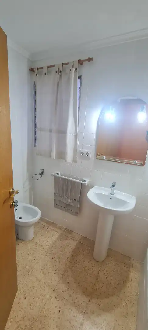 Baño de Piso de alquiler en La Vall d'Uixó con Amueblado, Lavadora y Microondas