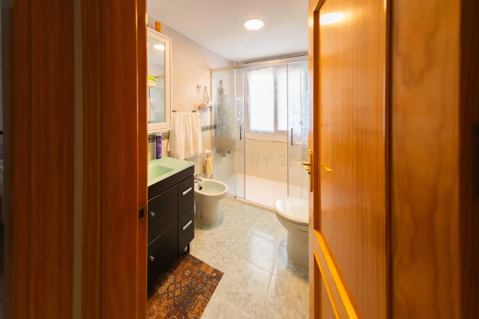 Badezimmer von Wohnung zum Verkauf in Alameda mit Klimaanlage, Abstellraum und Mikrowelle
