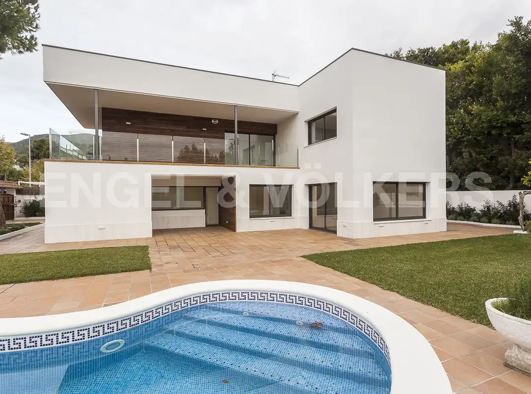 Swimming pool of Houses for rent in Castelldefels  with Air Conditioner, Heating and Private garden