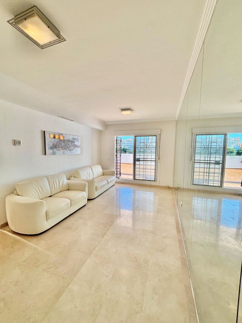 Sala d'estar de Pis en venda en Benalmádena amb Aire condicionat, Terrassa i Moblat