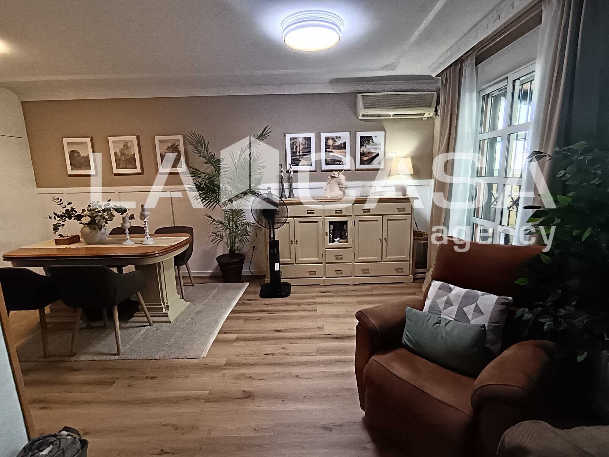 Sala d'estar de Casa adosada en venda en Dos Hermanas amb Terrassa i Balcó