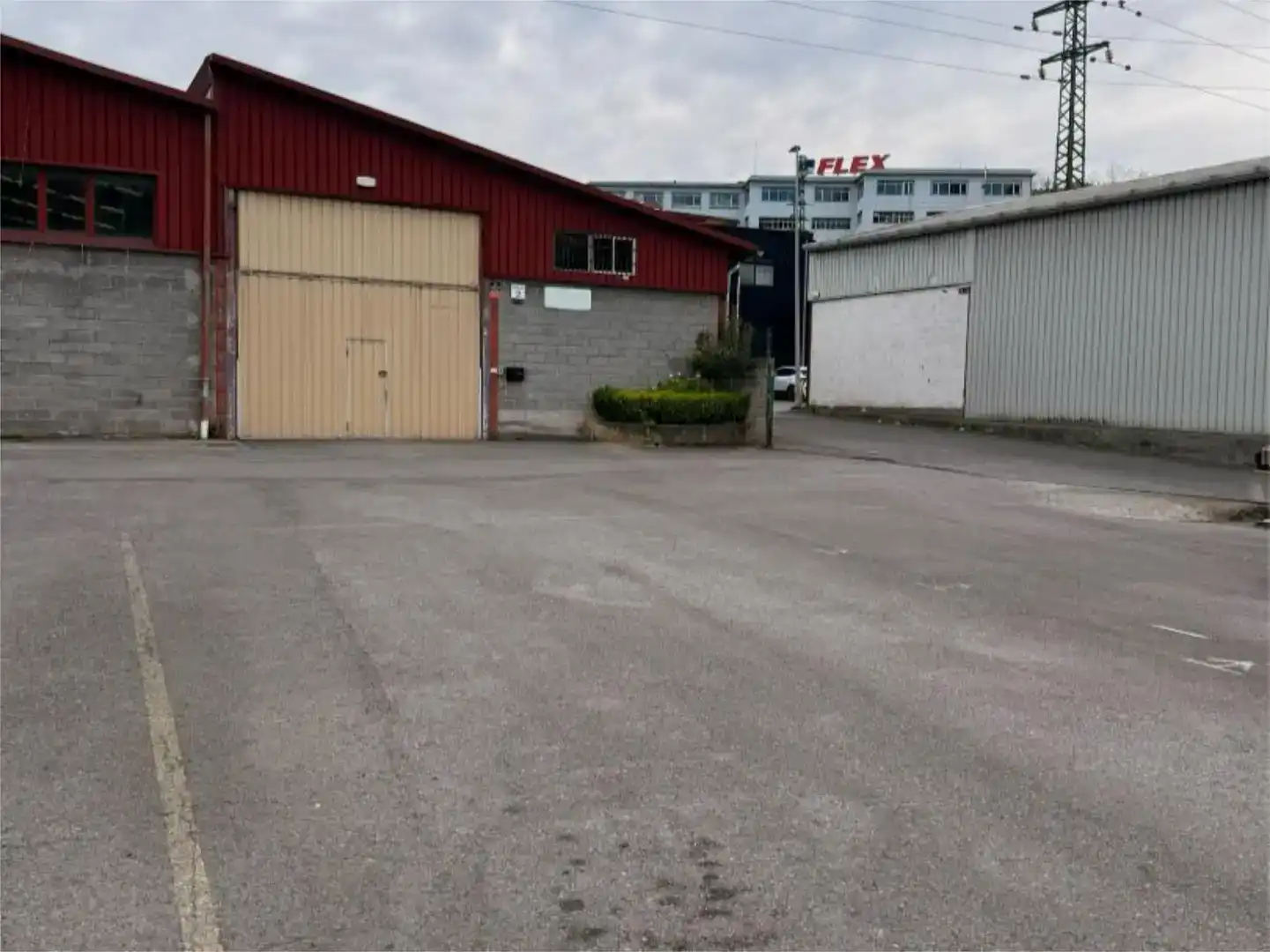 Vista exterior de Nave industrial en venta en Basurtu - Zorrotza