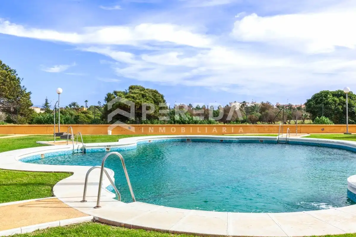 Schwimmbecken von Erdgeschoss zum Verkauf in Roquetas de Mar mit Klimaanlage, Privatgarten und Schwimmbad