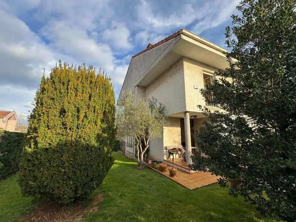 Jardí de Casa o xalet en venda en Torrelavega  amb Calefacció, Jardí privat i Traster