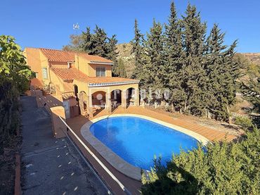 Chalet con piscina en venta en Bailén - Miraflores