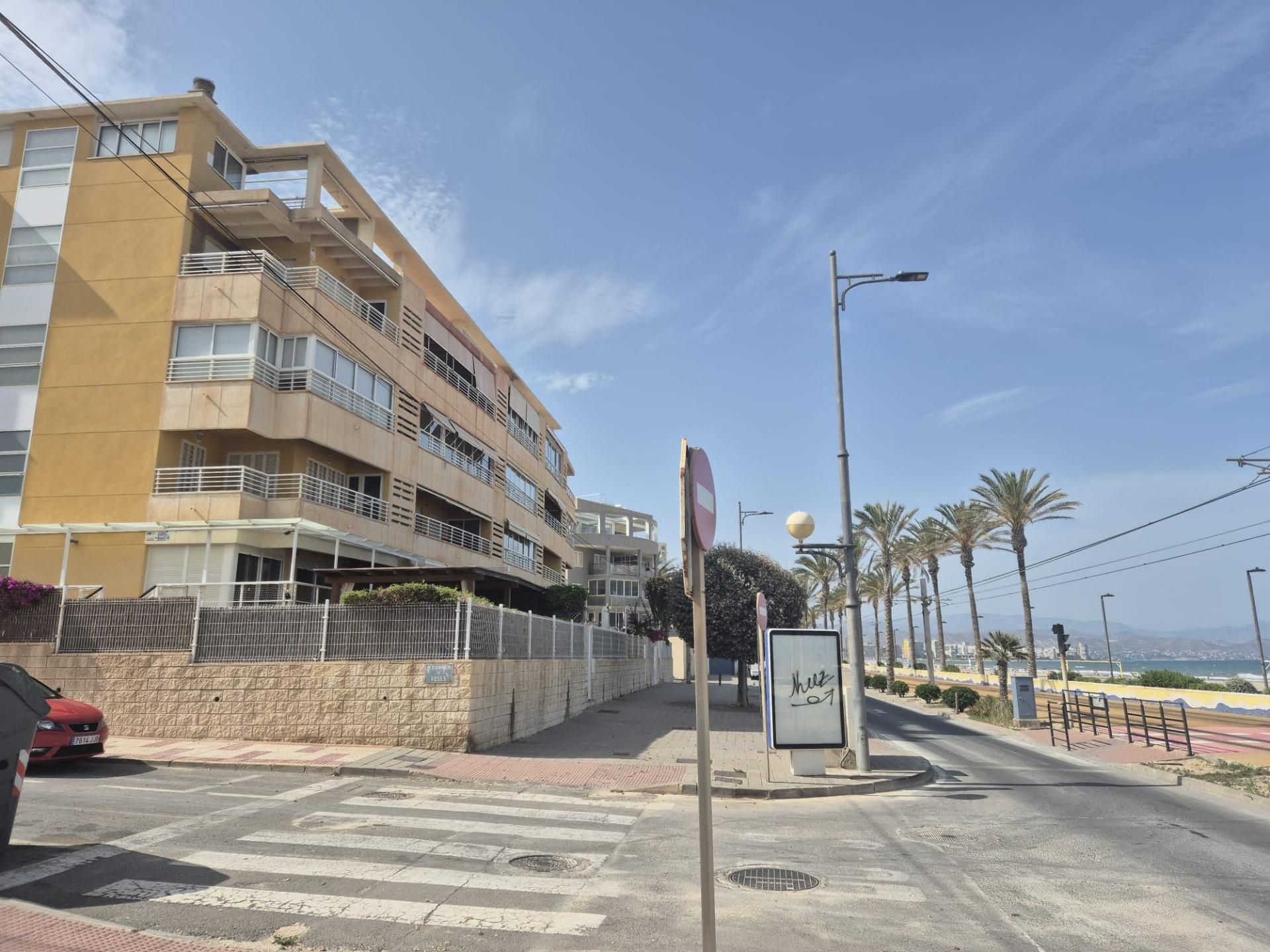 Vista exterior de Àtic en venda en El Campello amb Aire condicionat, Jardí privat i Terrassa