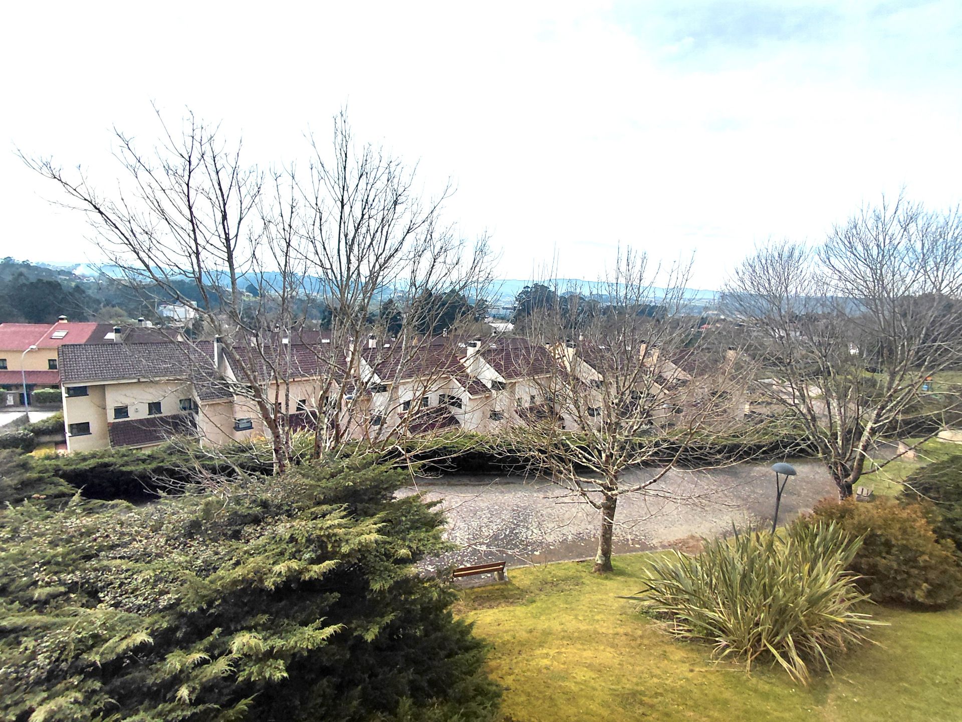 Vista exterior de Apartament en venda en Oleiros amb Calefacció, Jardí privat i Parquet