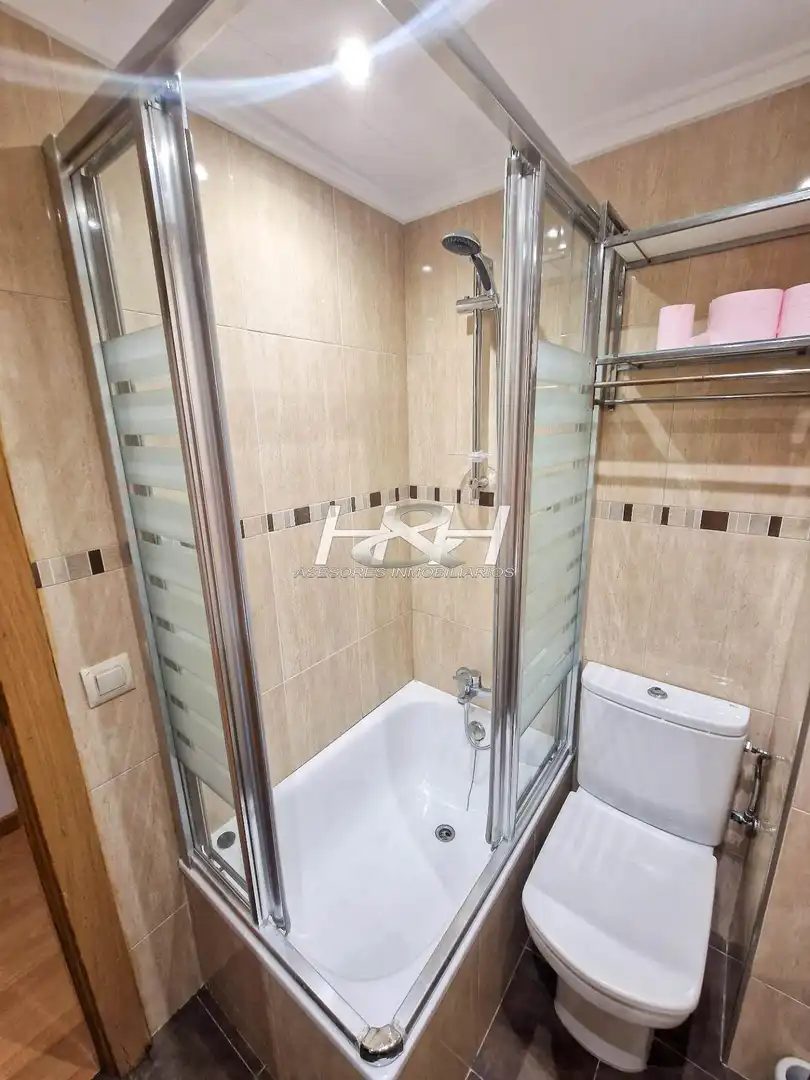 Bathroom of Flat for rent in Burjassot  with Air Conditioner, Storage room and Furnished