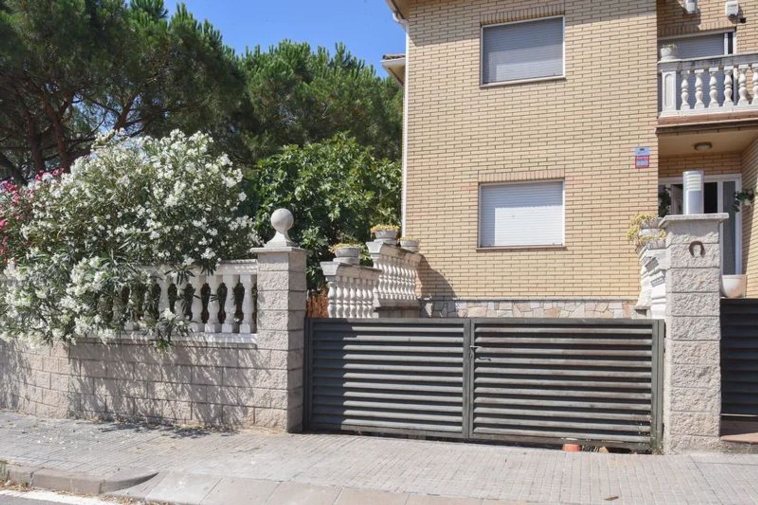 Vista exterior de Casa adosada en venda en Llinars del Vallès