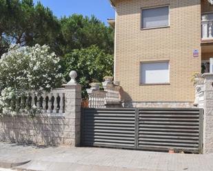 Vista exterior de Casa adosada en venda en Llinars del Vallès