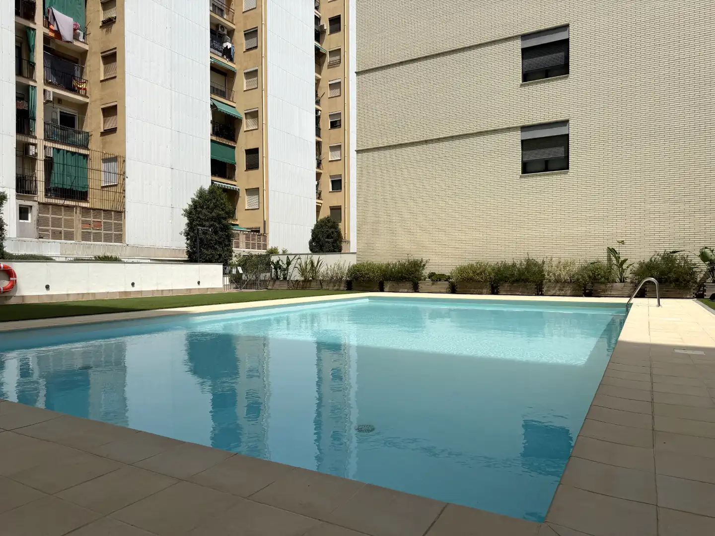 Piscina de Pis en venda en Barcelona amb Aire condicionat, Calefacció i Jardí privat