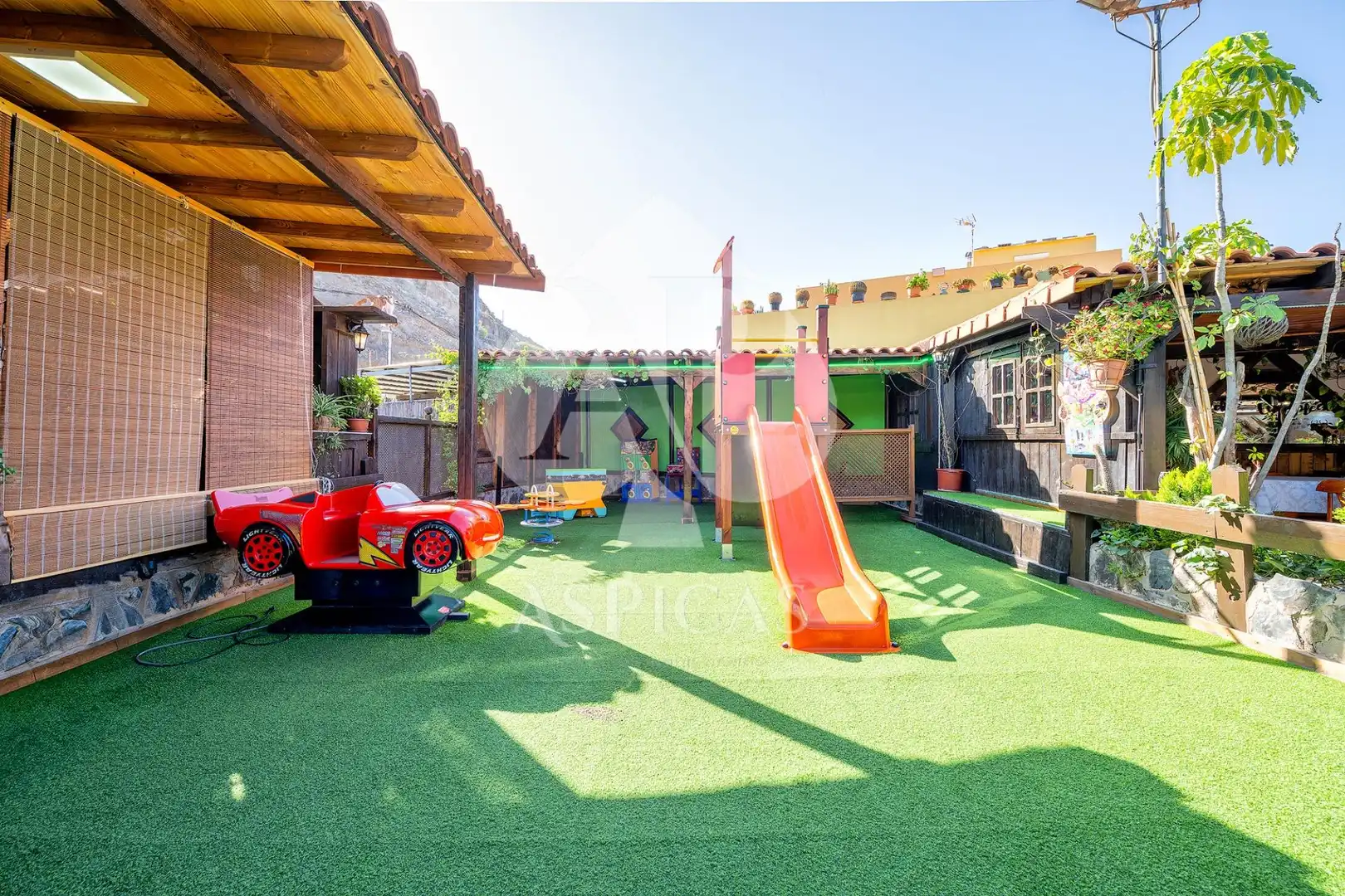 Commercial properties for sale in Montaña - La Data