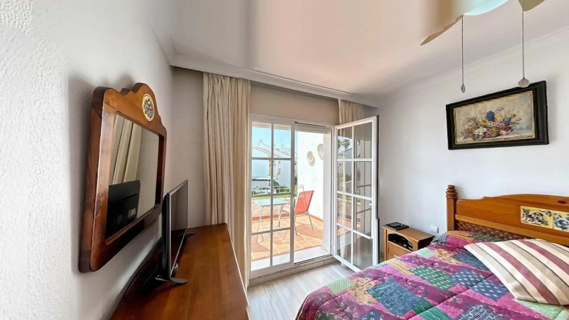 Schlafzimmer von Einfamilien-Reihenhaus zum Verkauf in Estepona mit Heizung, Privatgarten und Terrasse