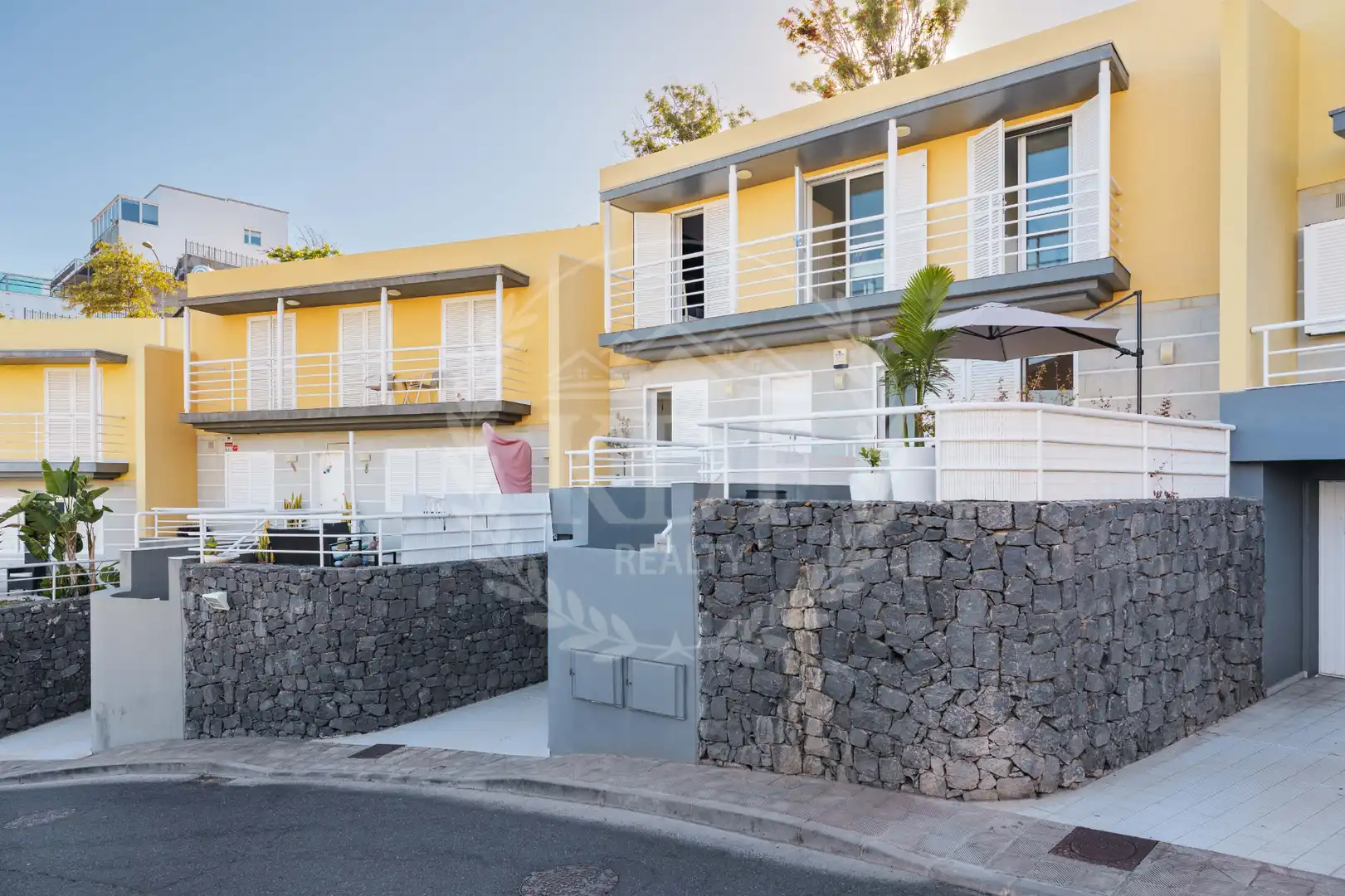 Vista exterior de Casa adosada en venda en Santa Cruz de Tenerife amb Jardí privat, Terrassa i Moblat