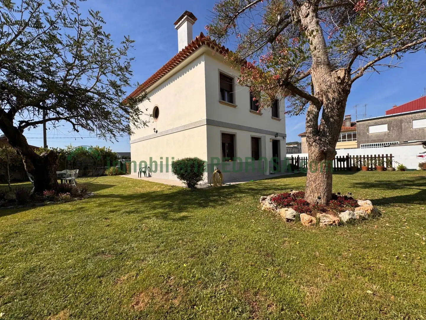 Vista exterior de Casa o xalet en venda en Pontevedra Capital  amb Calefacció, Jardí privat i Traster
