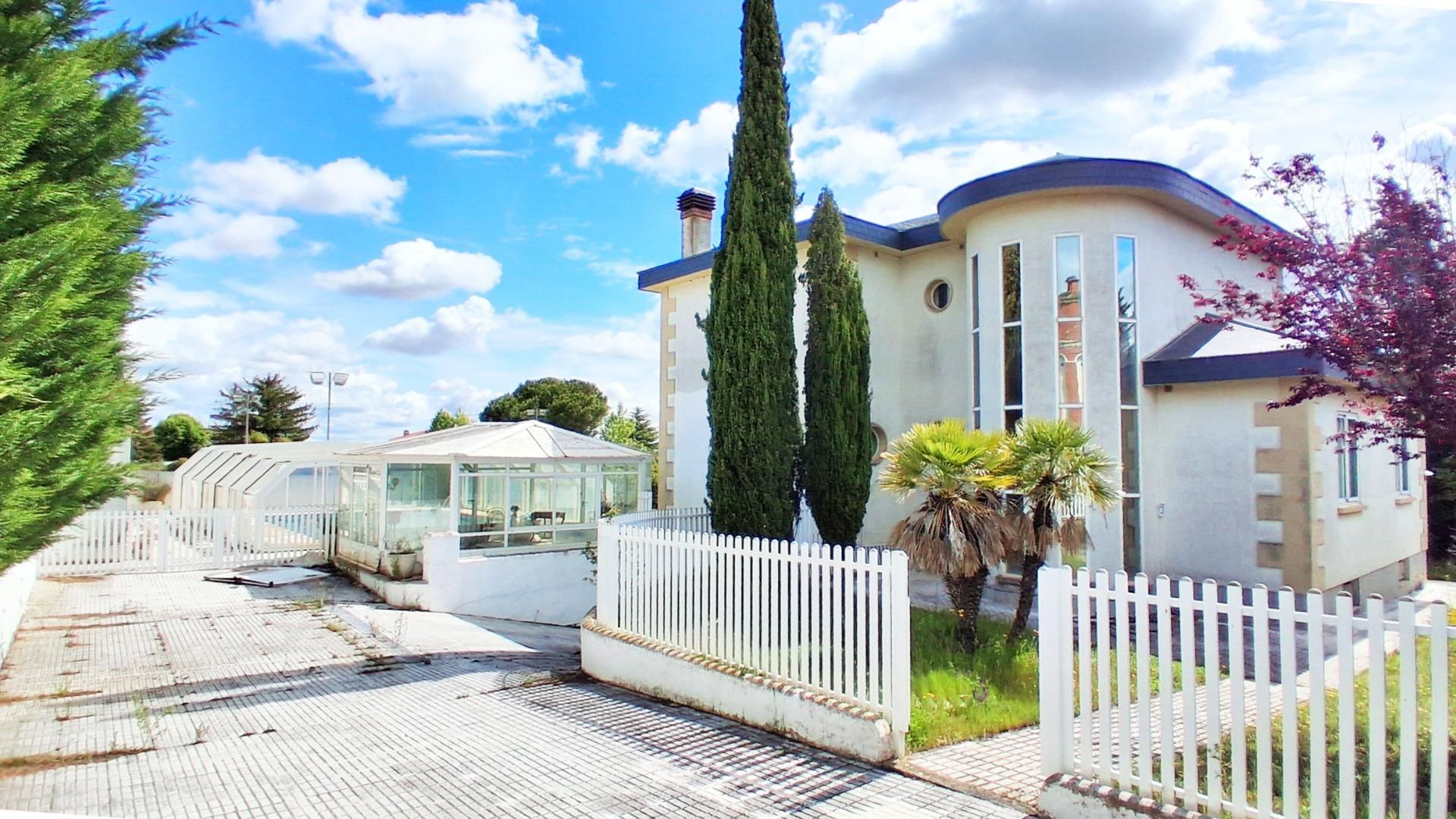 Exterior view of House or chalet for sale in Carbajosa de la Sagrada  with Terrace, Swimming Pool and Community pool