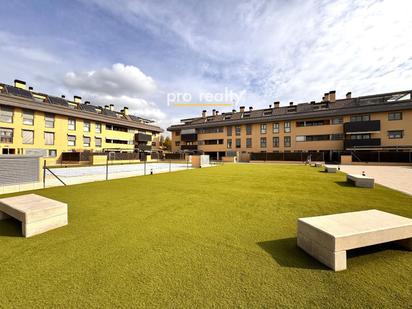 Vista exterior de Pis en venda en Boadilla del Monte amb Aire condicionat, Terrassa i Piscina