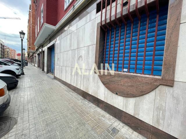 Local comercial en Alquiler en Calle Democracia en Nou Moles