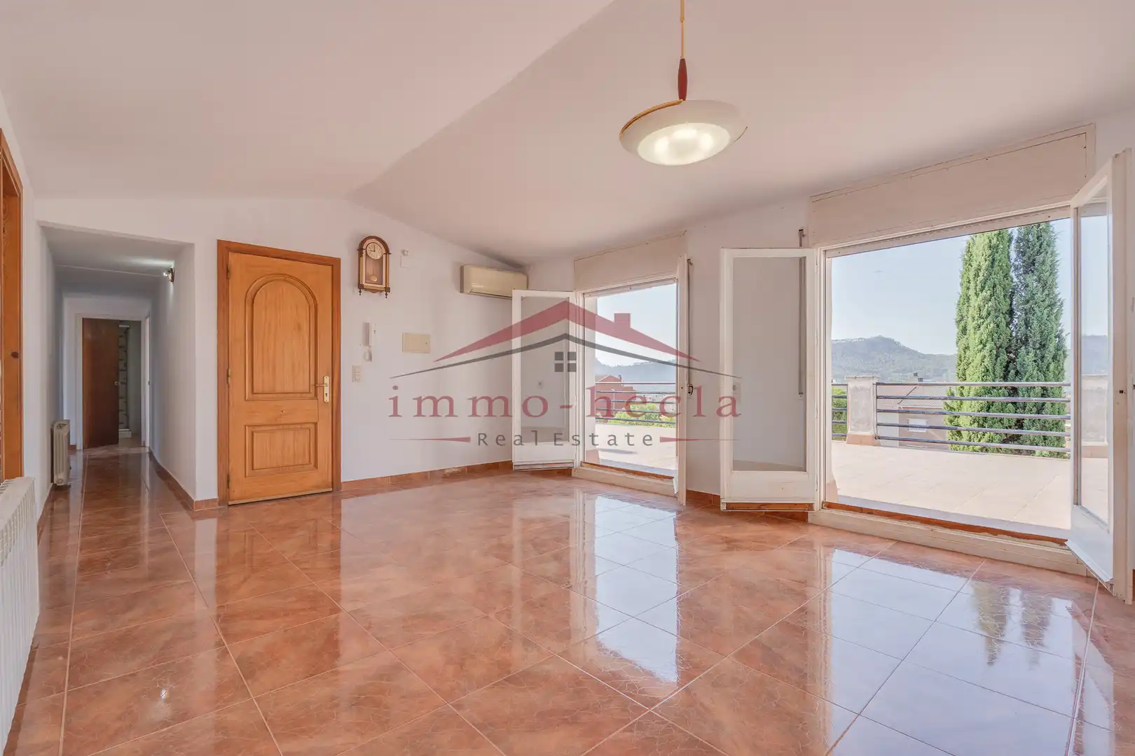 Sala d'estar de Casa adosada en venda en Vilanova del Camí amb Calefacció, Terrassa i Piscina