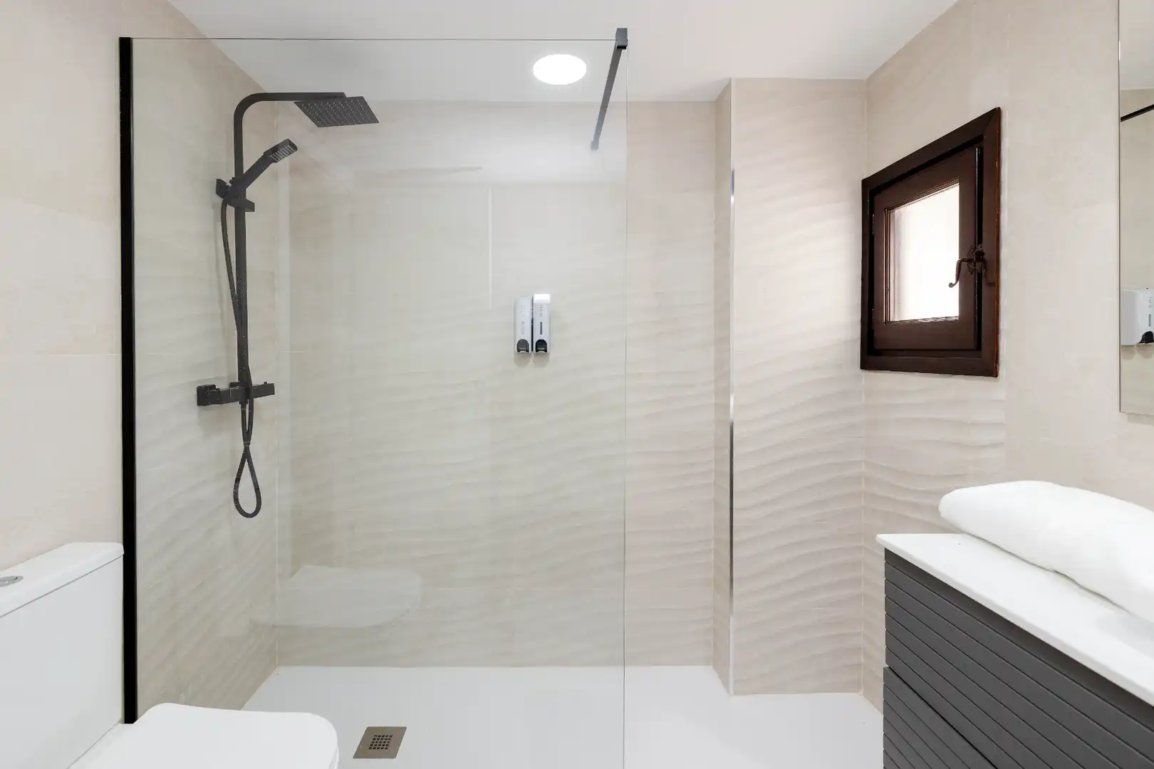 Bathroom of Ground floor for sale in Marbella  with Air Conditioner, Terrace and Community pool