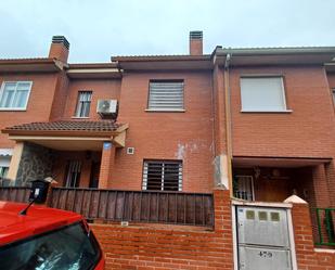 Vista exterior de Casa adosada en venda en Villanueva de la Torre amb Jardí privat i Terrassa