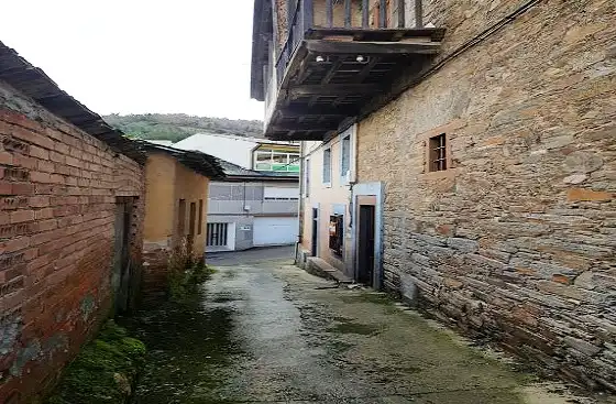 Vista exterior de Casa adosada en venda en Ponferrada amb Terrassa i Traster