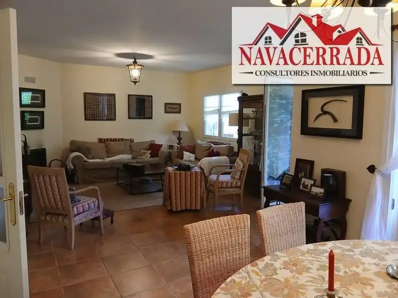 Sala d'estar de Casa o xalet en venda en Navacerrada amb Calefacció, Jardí privat i Piscina comunitària