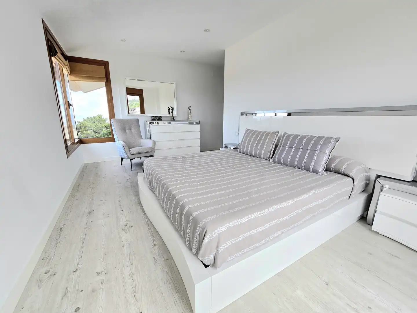 Dormitori de Casa o xalet en venda en Vigo  amb Calefacció, Jardí privat i Terrassa