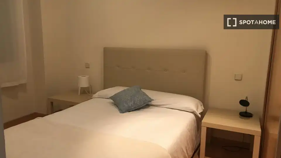 Bedroom of Flat for share in Madrid  with Air Conditioner, Terrace and Furnished