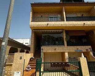 Vista exterior de Casa adosada en venda en Catral amb Aire condicionat, Terrassa i Balcó