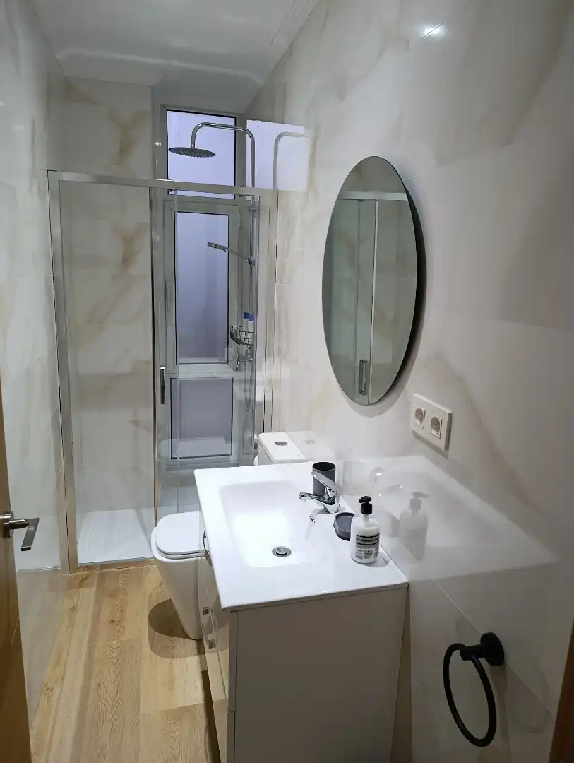 Badezimmer von Wohnung zur Miete in Avilés mit Heizung, Parkett und Möbliert