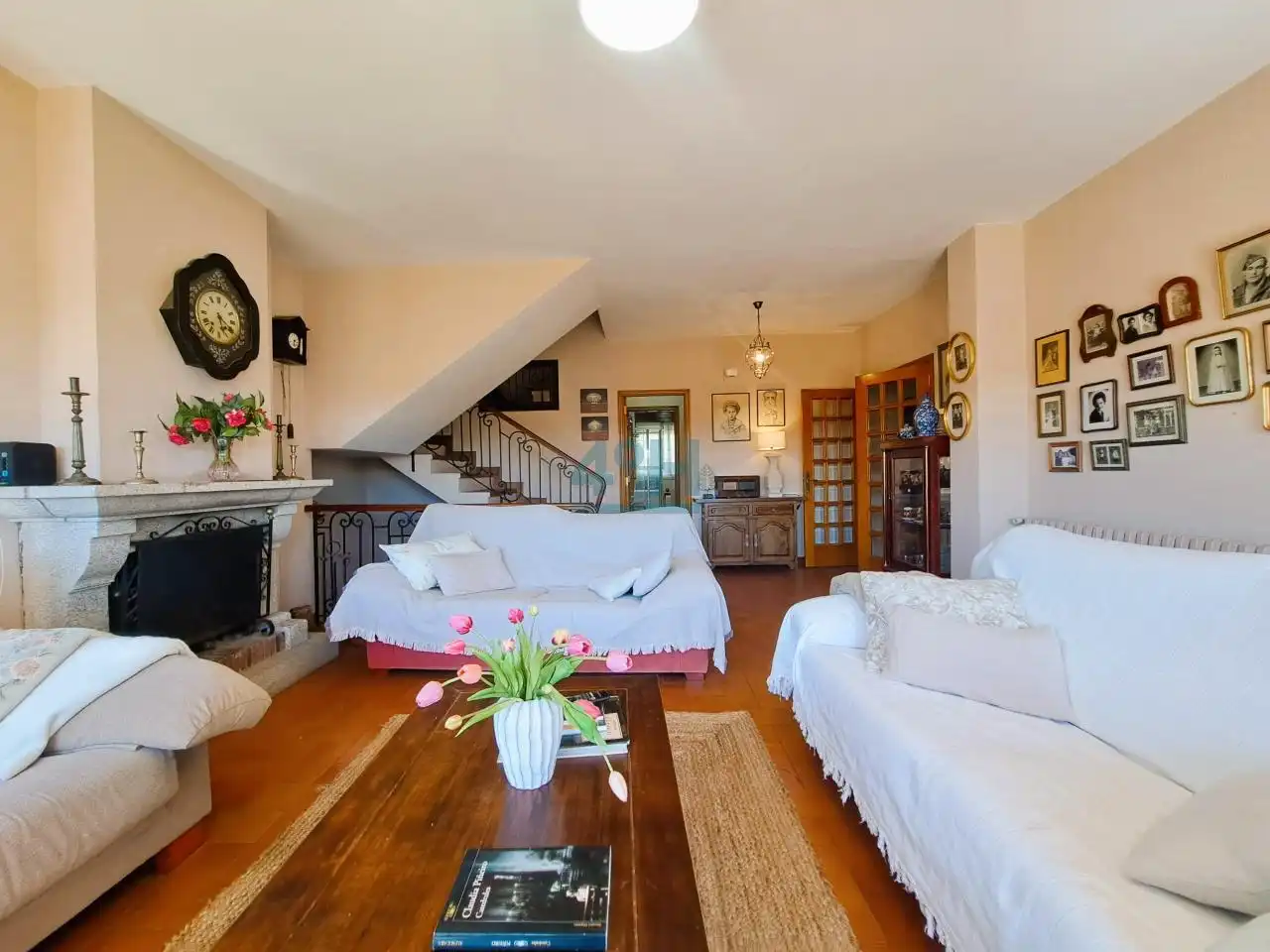 Sala d'estar de Casa o xalet en venda en San Cibrao das Viñas amb Calefacció, Jardí privat i Terrassa